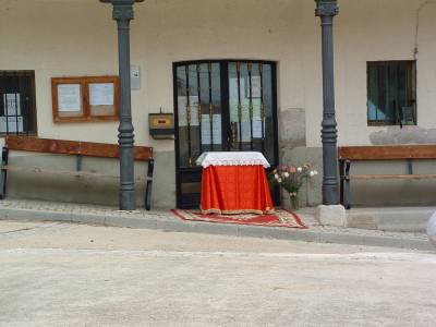 Mesa para la procesi�n, en la puerta del Ayuntamiento.
